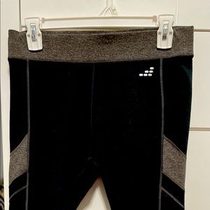 Black and grey capri workout leggings